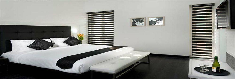 Sapphire Suite Kolkata Bagian luar foto