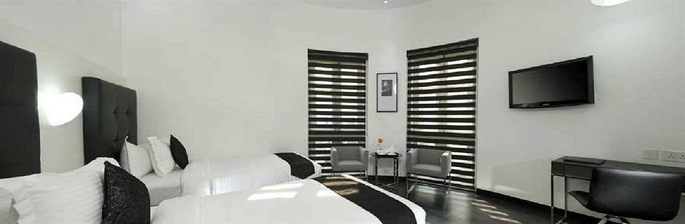 Sapphire Suite Kolkata Bagian luar foto