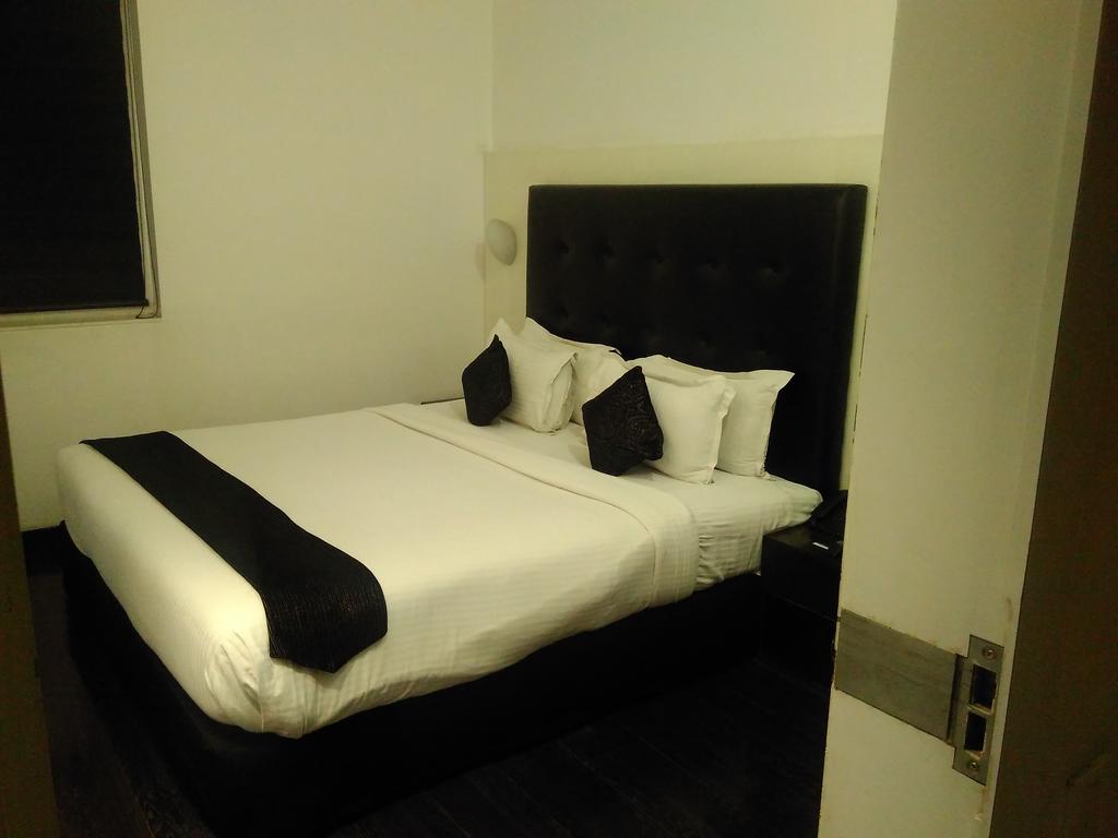 Sapphire Suite Kolkata Bagian luar foto